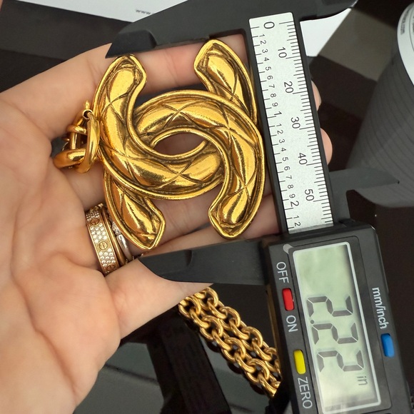 LOT 2223 JUMBO 24K gold plated CHANEL matelasse CC Pendant Necklace - Picture 3 of 9